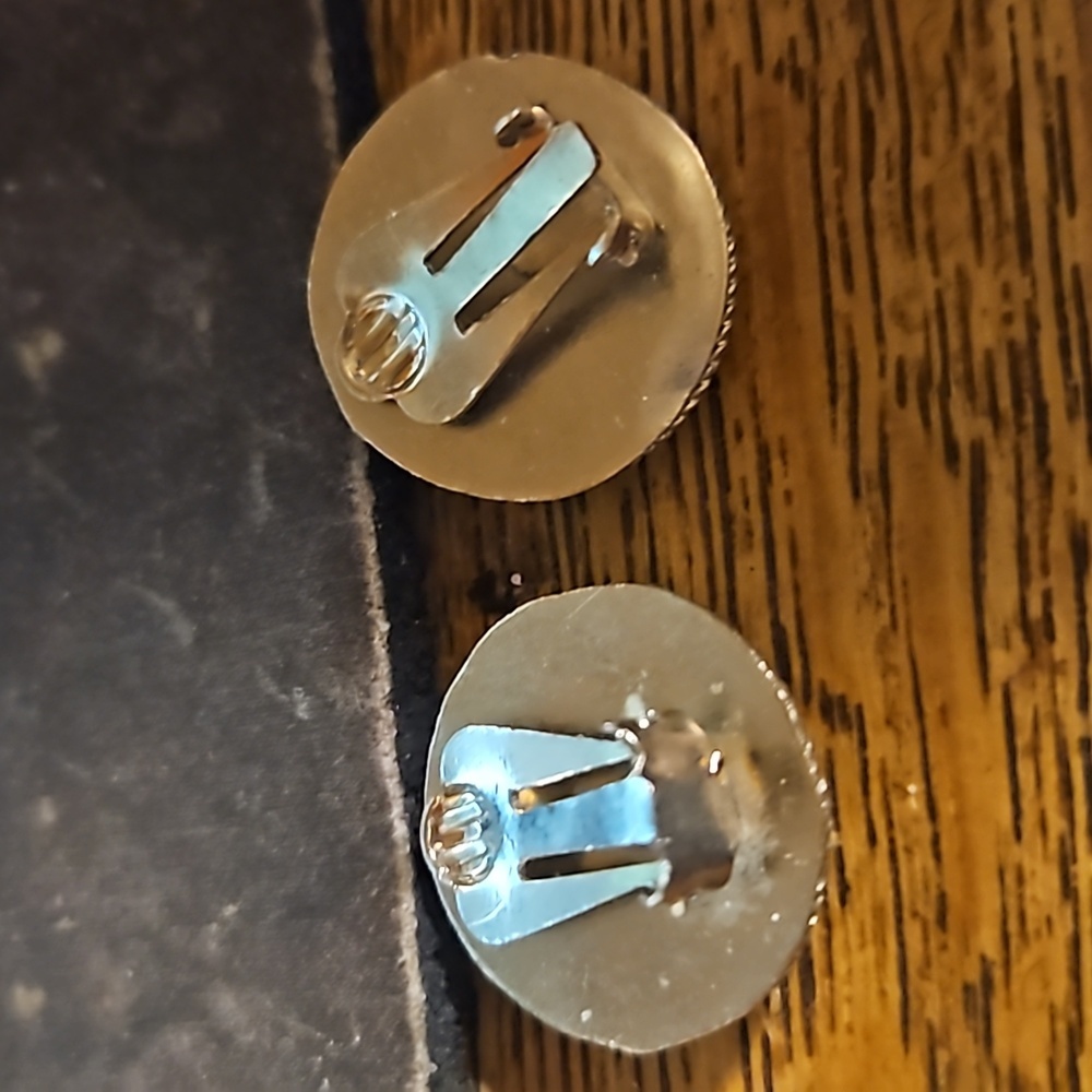 Vintage Silvertone Egyptian Revival Pharoah Clip Earrings - Picture 4 of 4